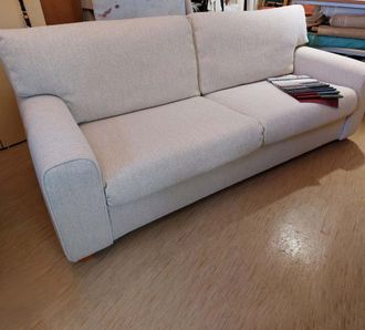 Orsetto-kankaalla verhoiltu sohva